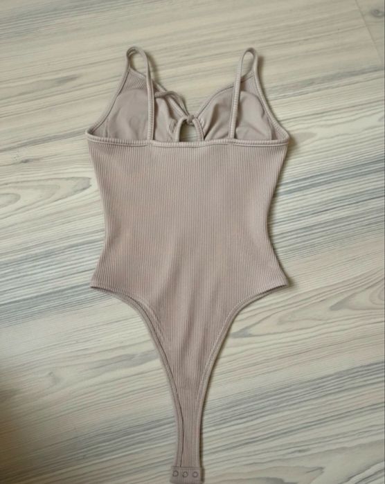 Body Bershka bej tanga -Material striat