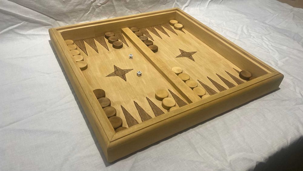 Продавам дървена игра 3 в 1, Не се сърди човече, дама и табла. Нова.