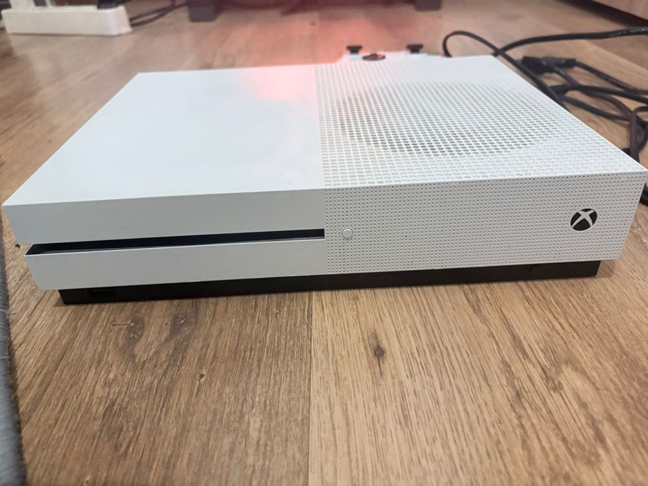 Xbox one s + игра и джойстик