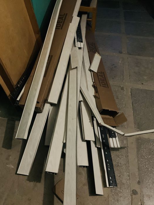 Плинтусы б/у серого цвета