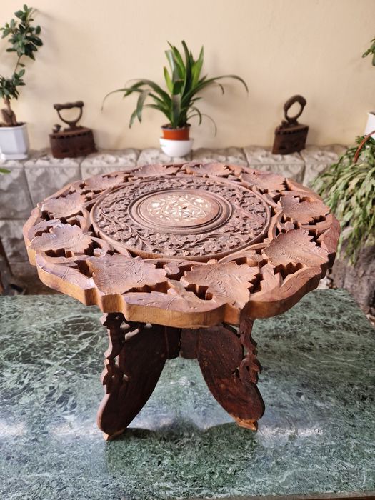 Стара антикварна масичка с дърворезба