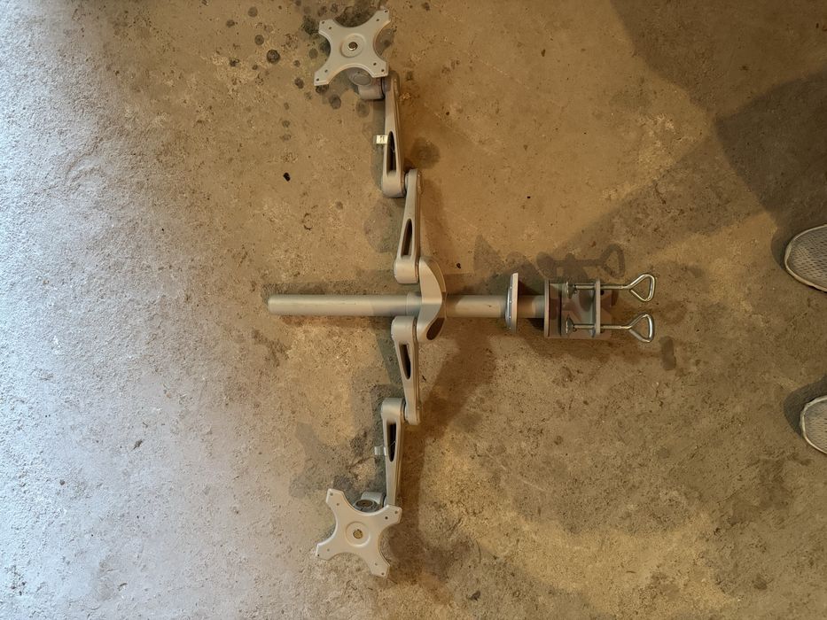 Стойка за монитори