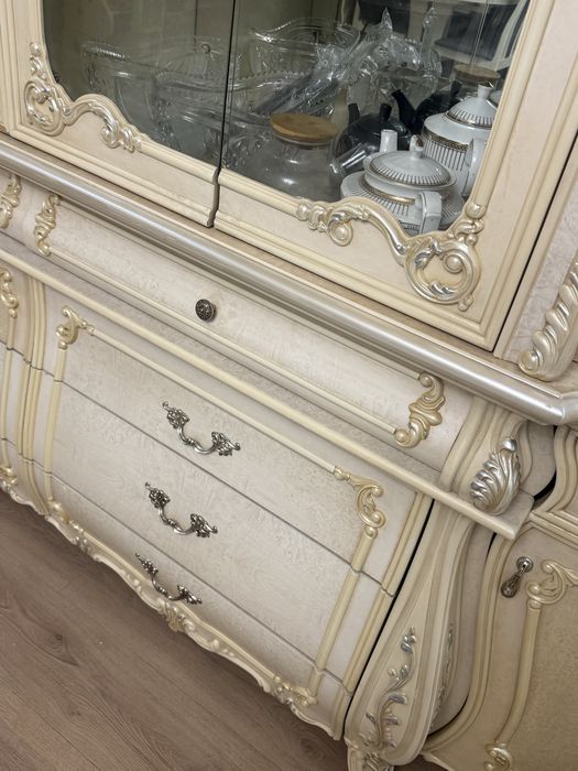 Шкаф витрина в зал