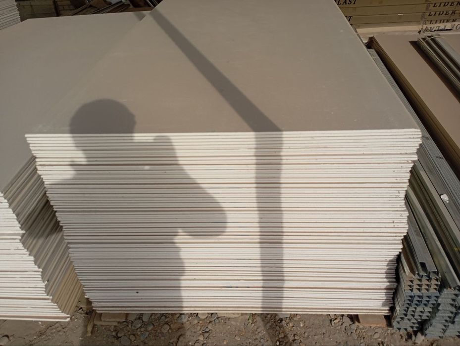 Taxta yog'och bolor dekor plastik va gipsokarton mahsulotlari sotiladi