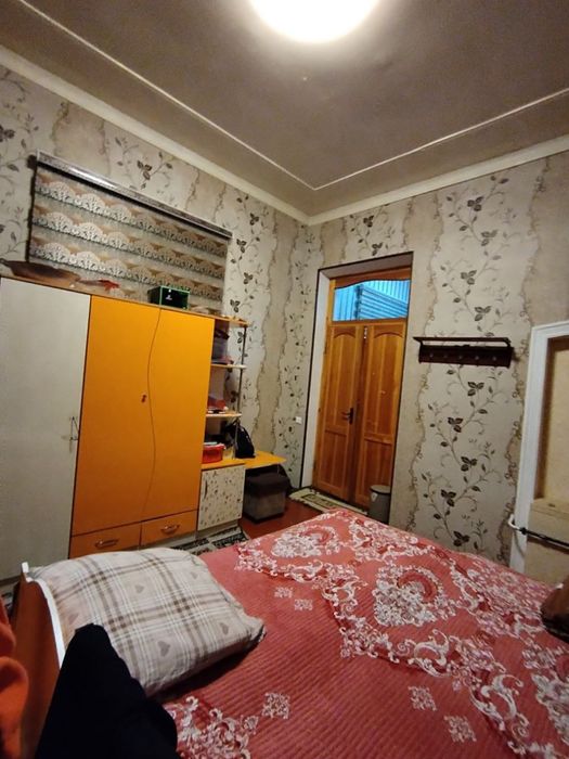 4 сотихлик ховли сотилади, 2та санузел, 2 хонали уйи бор