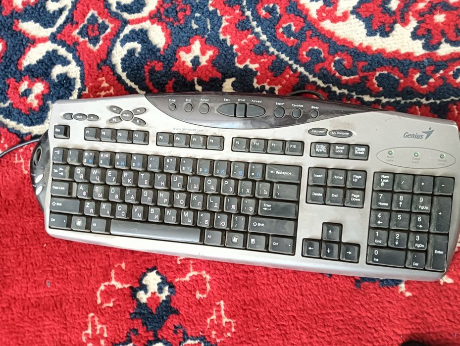 Клавиатура (вход не USB, а DIN - круглый)