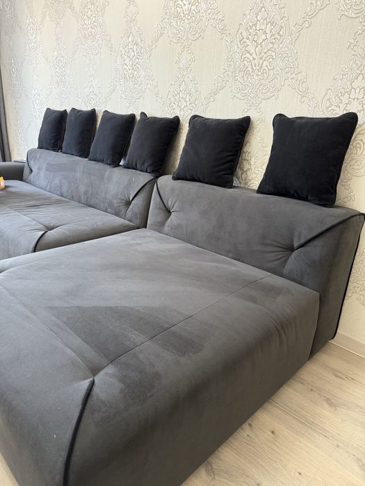 Продам диван в черном цвете!