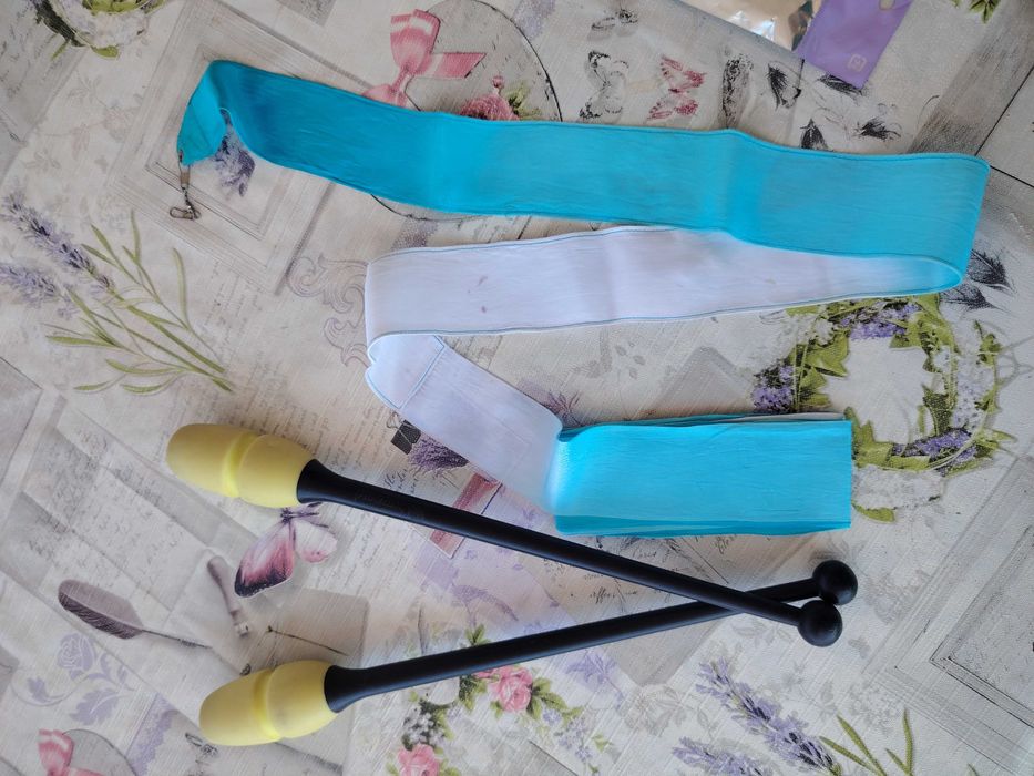 Продавам трика за художествена гимнастика + подарък уреди