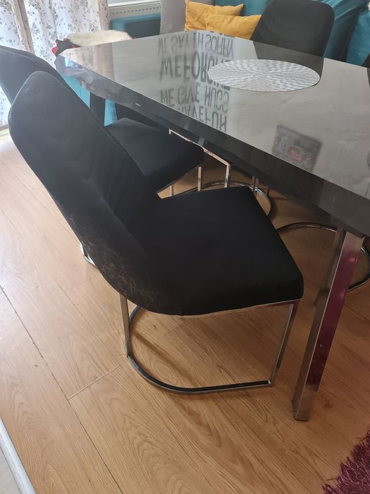 Vând masa în stare bună