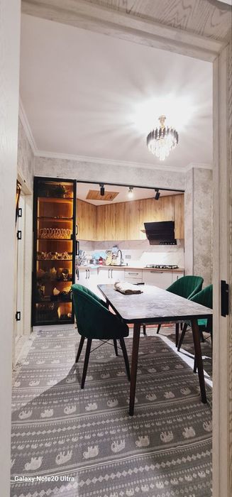 Xon Saroy domdan 4 xonali uy sotiladi.