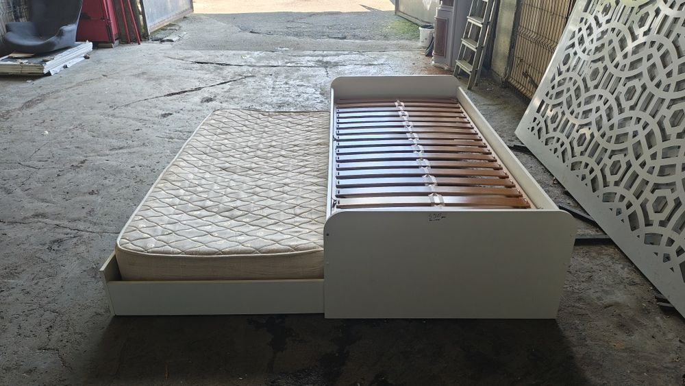 Vând pat 90x200 saltea inclusa