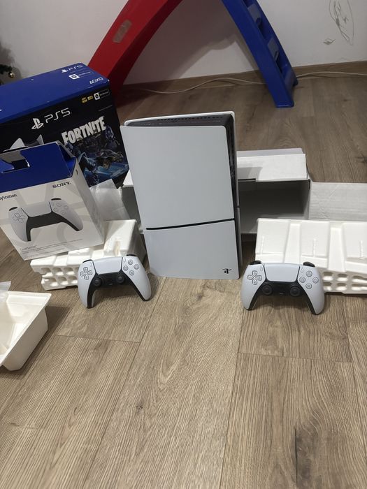 Ps5 cu 2 manete de 1 tb