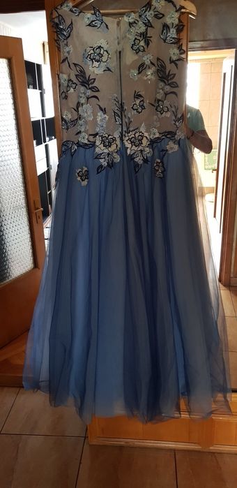 Vand rochie pentru ocazii superba,lucrata manual