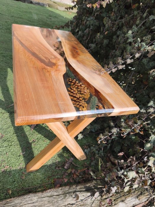 Vând măsuță din lemn de ulm