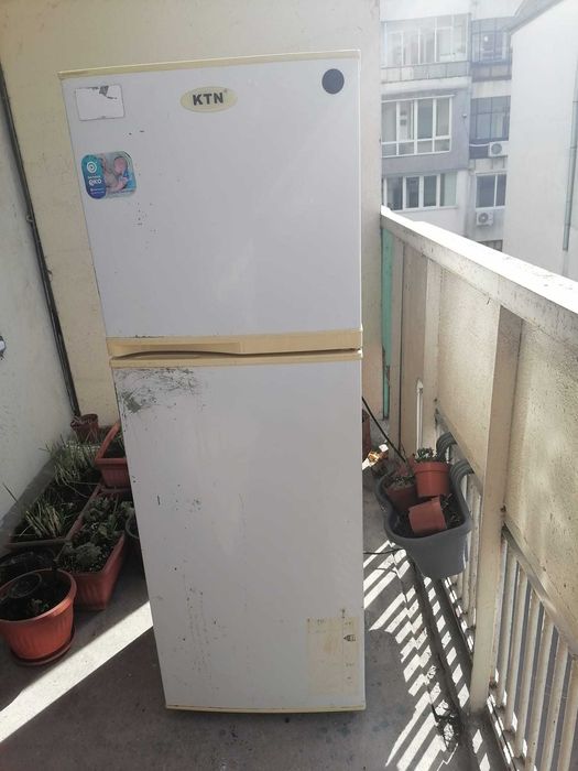 Комбиниран хладилник с горен фризер за втора употреба. Продавам: 73 €