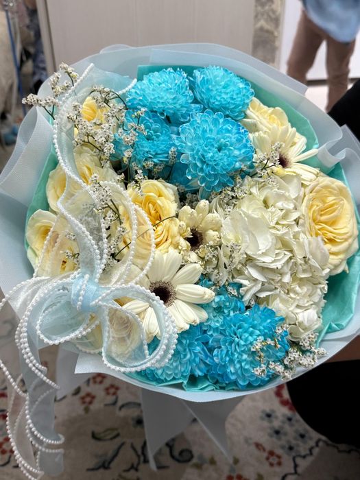 Цветы свежие  голубого цвета