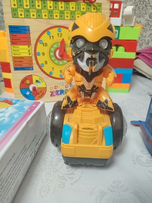 Игрушка робот сам катается, светится.