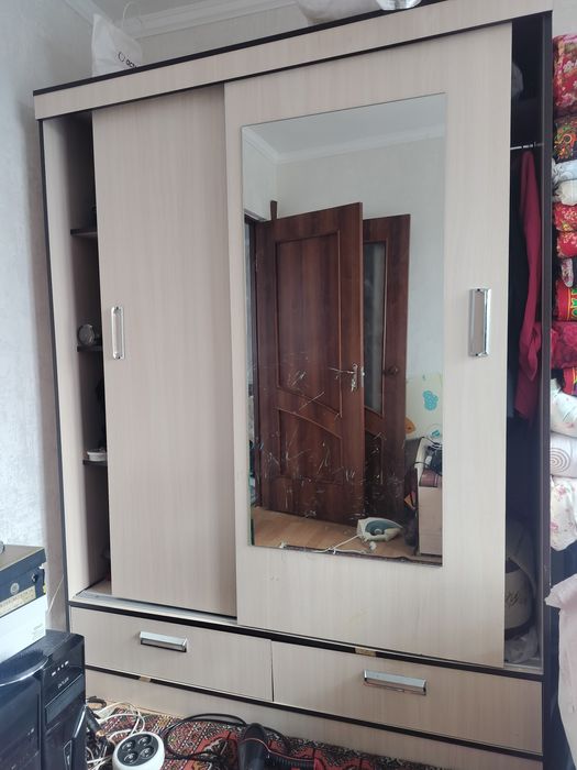 Есігі купе болып ашылатын шифонер