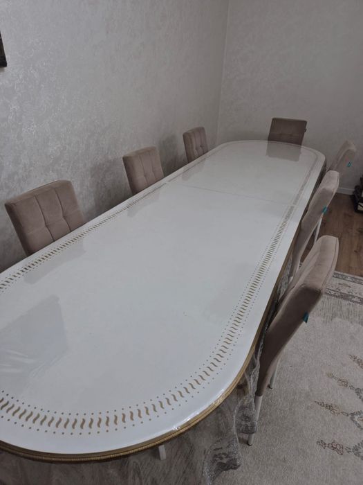 Стол гостевой в отличном состоянии.