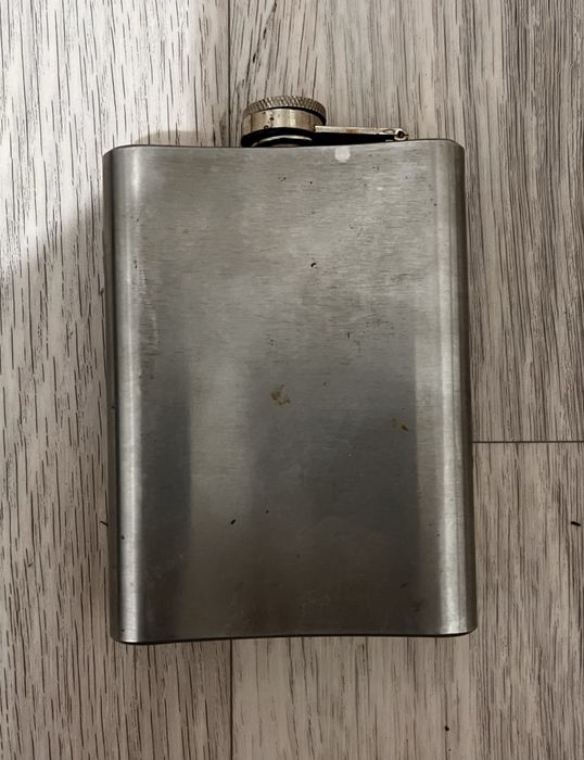 Металлическая фляжка карманная