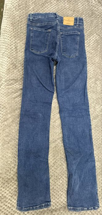 Blugi evazați și despicați pe părțile laterale