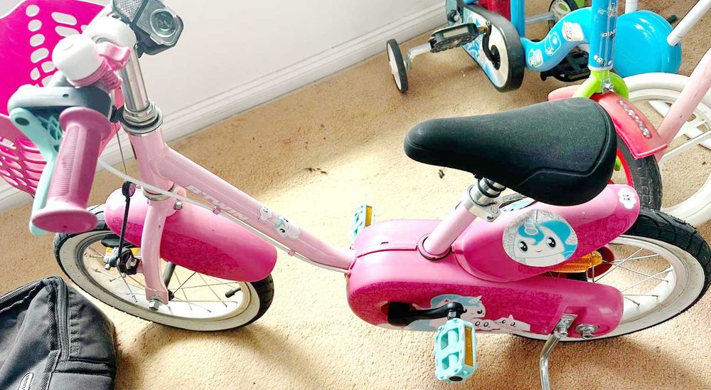 Bicicleta copii B’TWIN 100 14” roz – Stop Easy, roti ajutatoare, reglabila, stare foarte buna, 90–110 cm