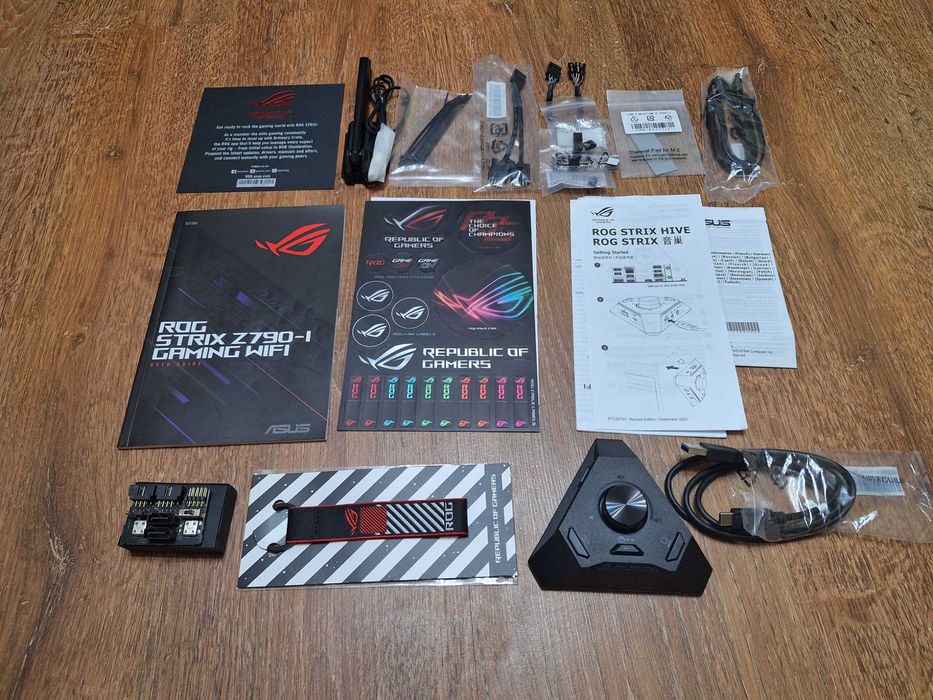 Placa de baza ASUS ROG STRIX Z790-I GAMING WIFI cu toate accesoriile