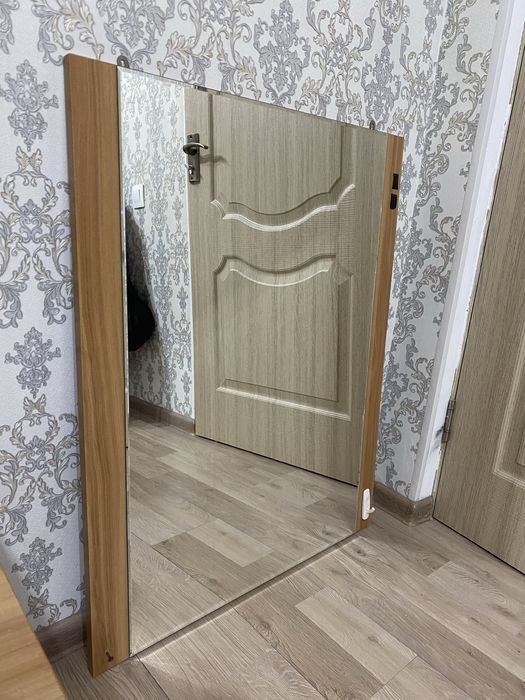 Комод, две тумбочки и зеркало