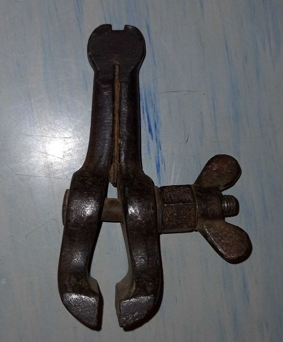 Продам тиски советского производства небольшого размера