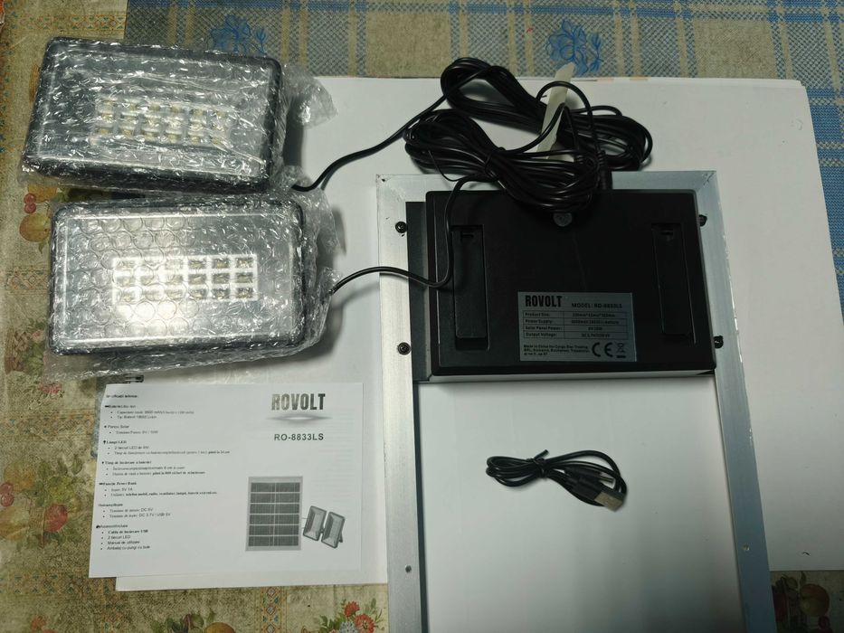 Panou solar cu 2 proiectoare si incarcare mobila