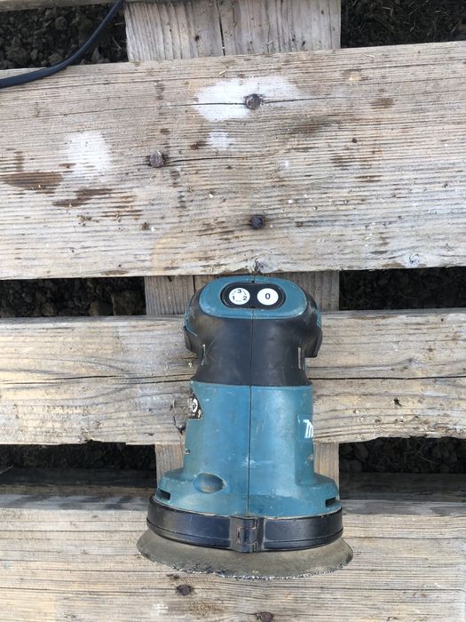 Slefuitor orbital Makita DBO180
