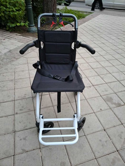 Срочно продам инвалидную коляску компактную