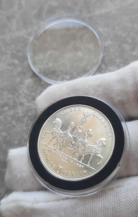 Сребърен 1/4 унция плакет Münze Berlin Quadriga, със сертификат