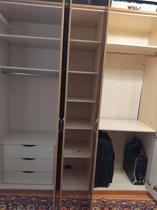 Шкаф большой с зеркалом.