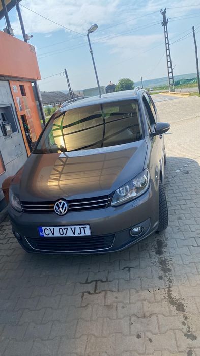 VOLKSWAGEN Touran 2011