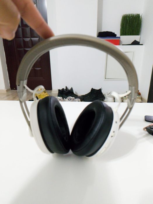Sennheiser Momentum 3 (ca noi) impecabile.