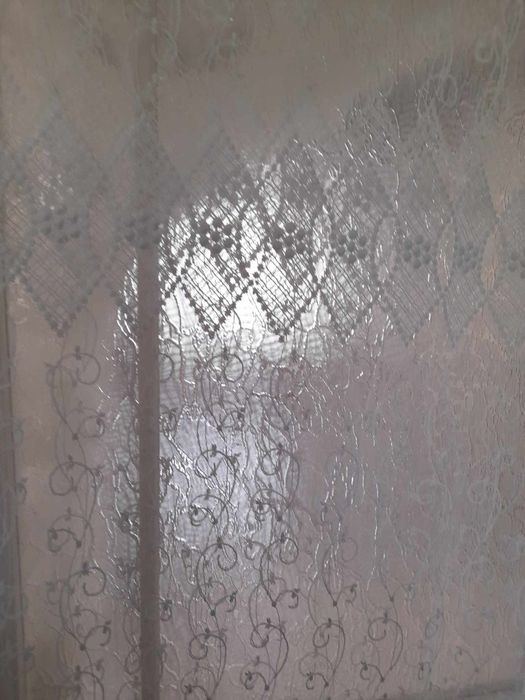 Чаршафи.Покривки за легло.Бели  копринени плътни завеси.