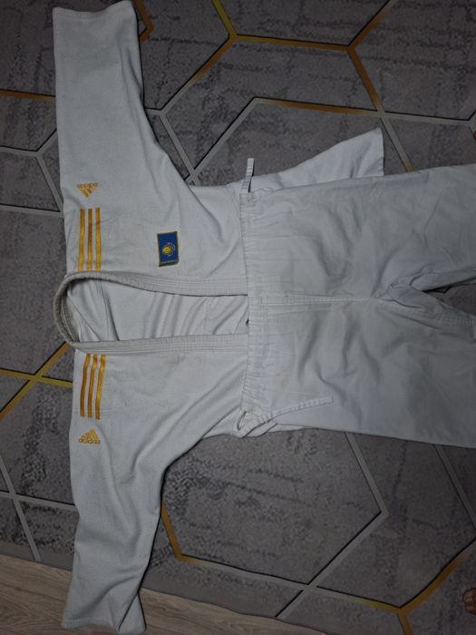 Продаю белый  кимоно