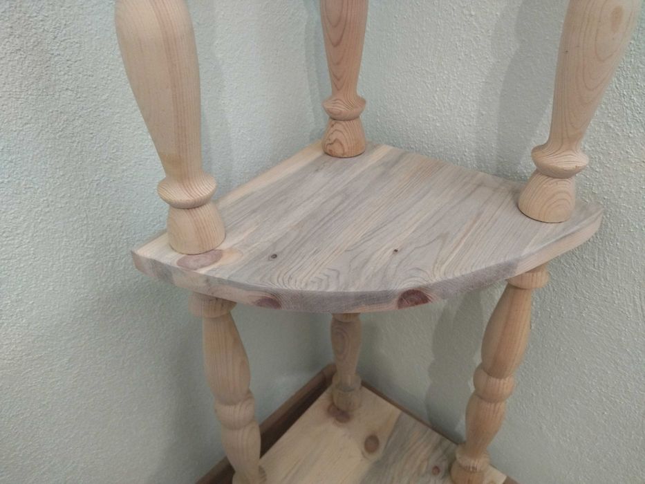 Ретро ъглова етажерка със струговани орнаменти ( НАТУРАЛНА ) !