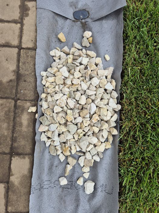 Piatra naturala decorativa calcar alb gălbui granit antracit și cărămiziu aducem și nisip pământ de pădure piatra rotunda de râu orice sort