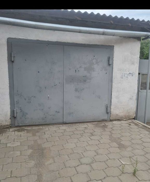 Дом с мансардой и  с гаражом в городе