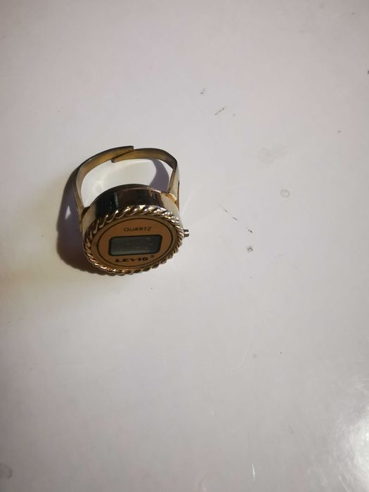 Пръстен часовник дигитален. Не знам дали работи! С регулируема халка.