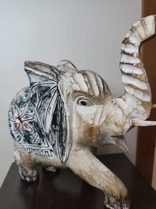 Ръчно резбован дървен слон – ориенталска декорация, символ на късмет