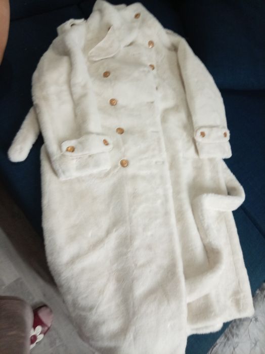 Шуба белая в отличном состоянии