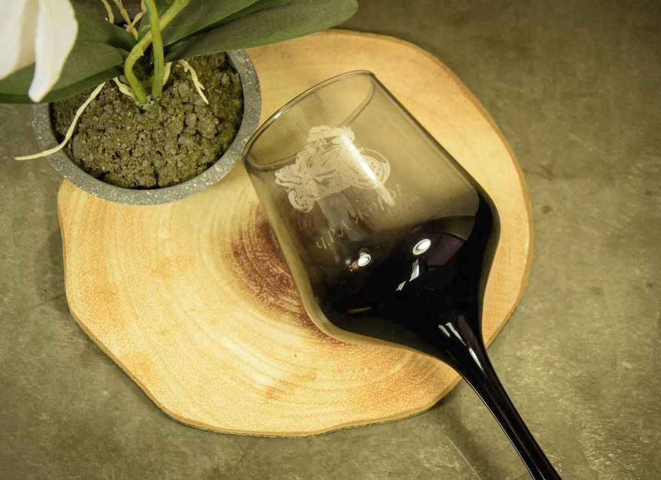 Лазерно гравирана по ваш избор стъклена чаша за вино