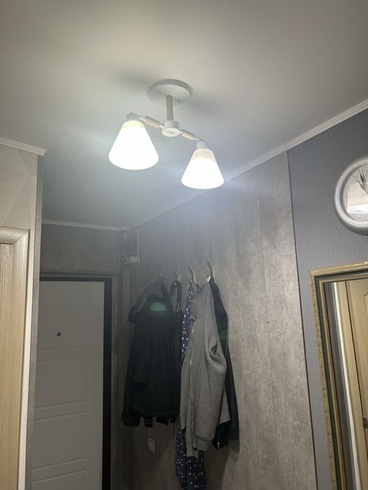 Продам люстру  2 плафона