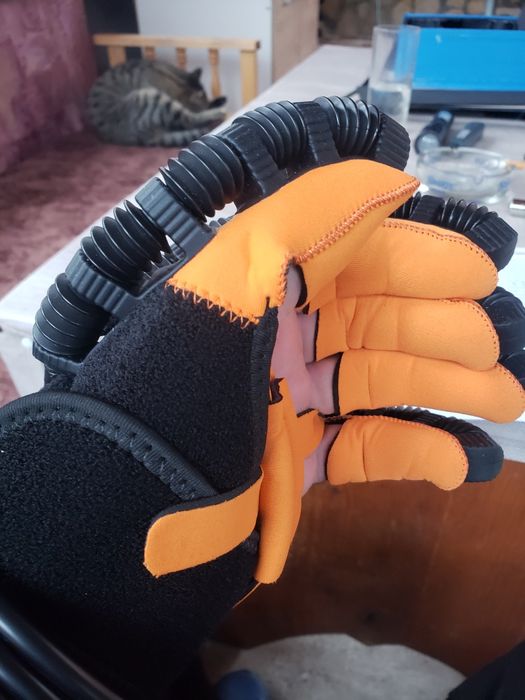 Ръкавица робот за рехабилитация при инсулт