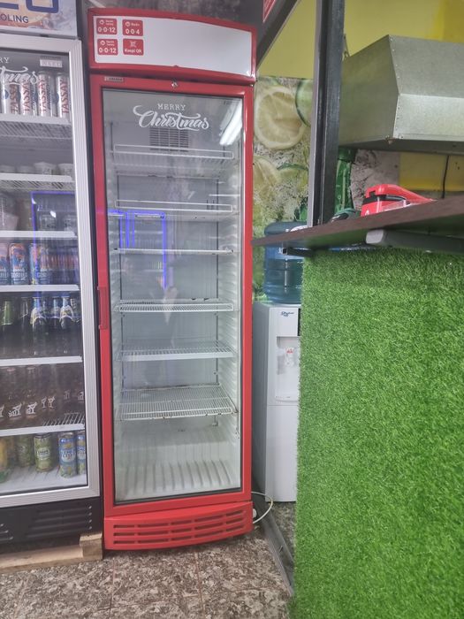 Холодильник витринный в идеале продам срочно
