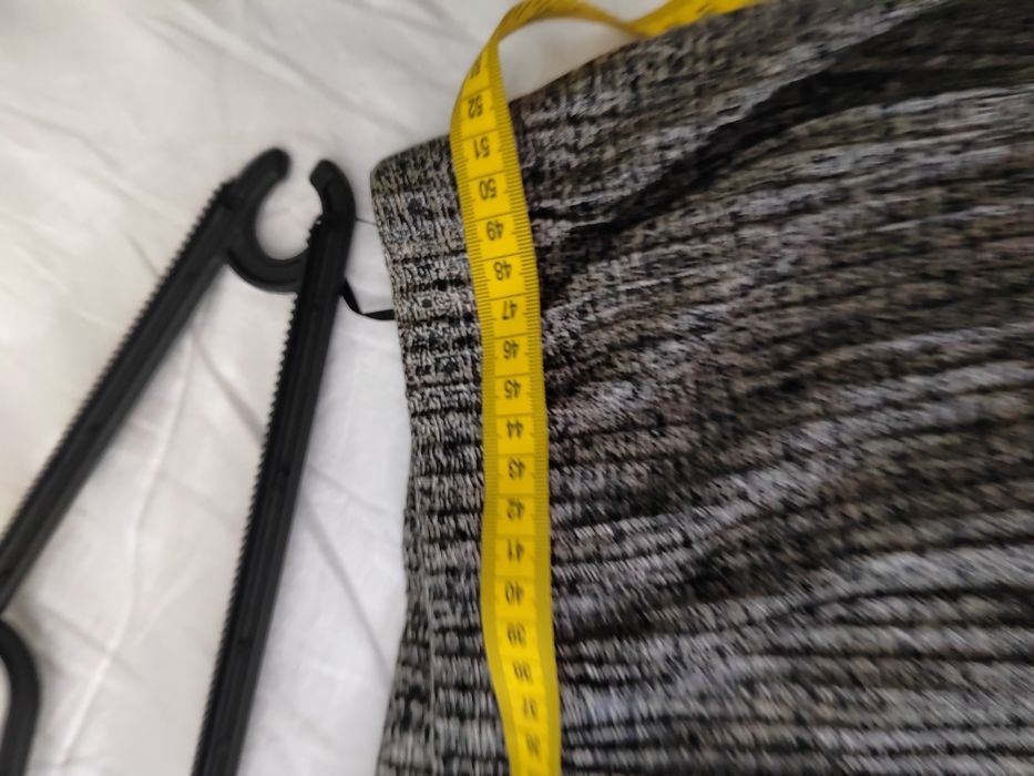 Pantalon damă material deosebit, chiar și la o ocazie