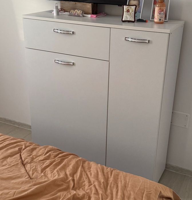 Mobilier: 2 dulapuri,birou,pătuț copil și saltea inclusă